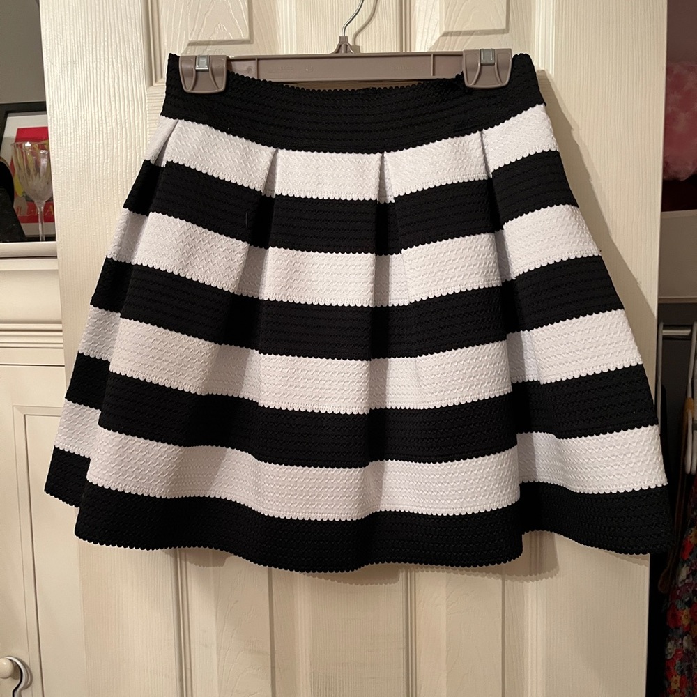 EXPRESS Black & White Striped skirt